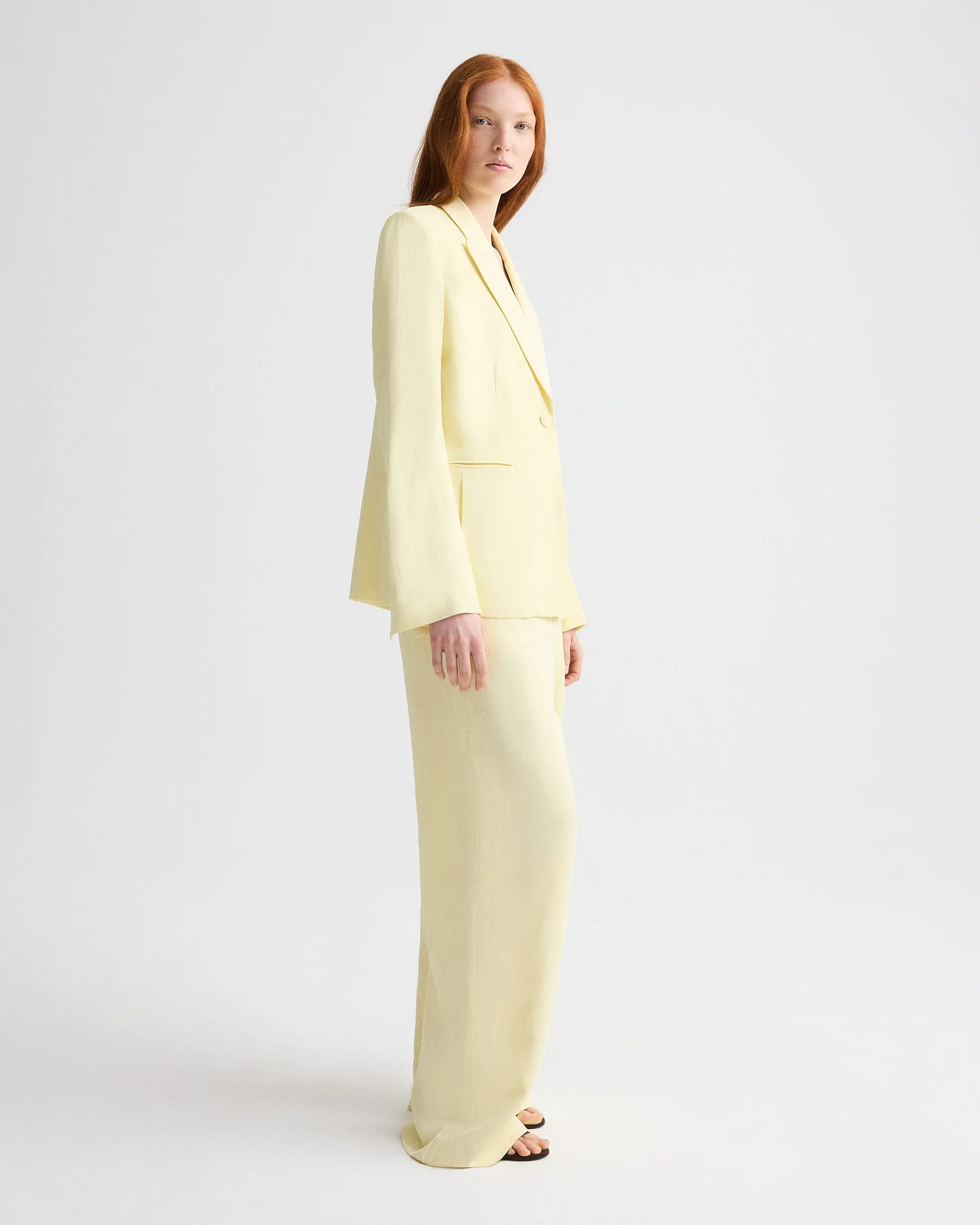 Her Fit Blazer in Coated Viscose Linen - Image 4